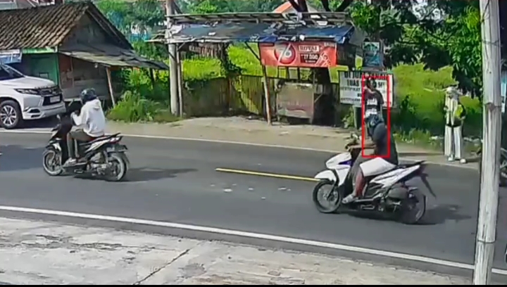 Rekaman CCTV pencurian sepeda motor di wilayah Kota Sampang, Jawa Timur