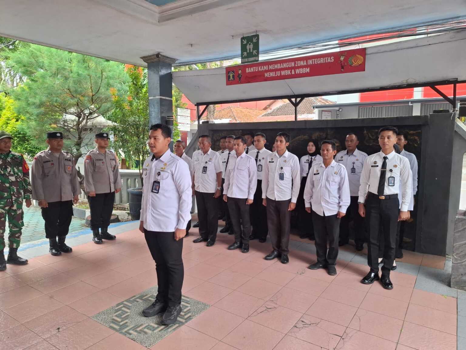 Apel siaga pengamanan Natal 2025 dan Tahun Baru 2026 di Rutan Kelas IIB Sampang bersama Polri dan TNI