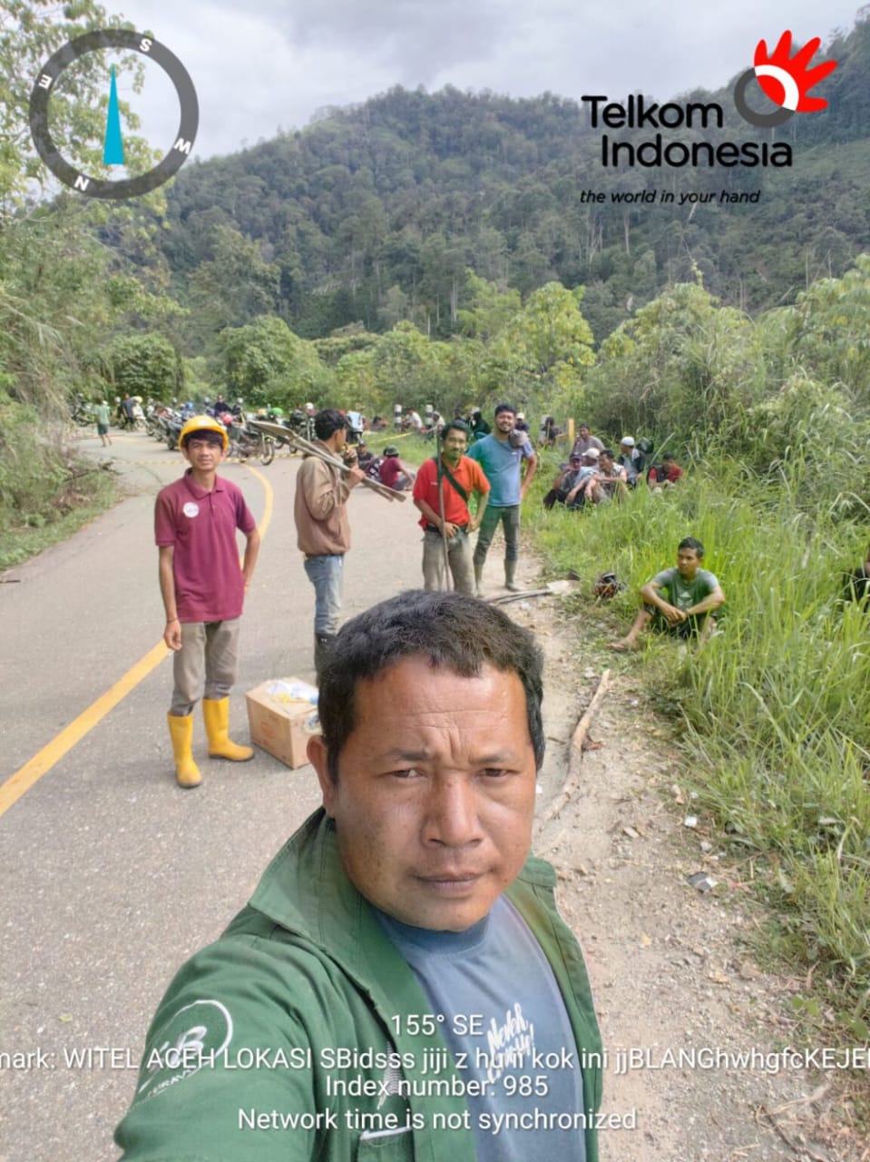 Proses evakuasi mobil tim perbaikan jaringan yang terjun ke jurang di Gayo Lues