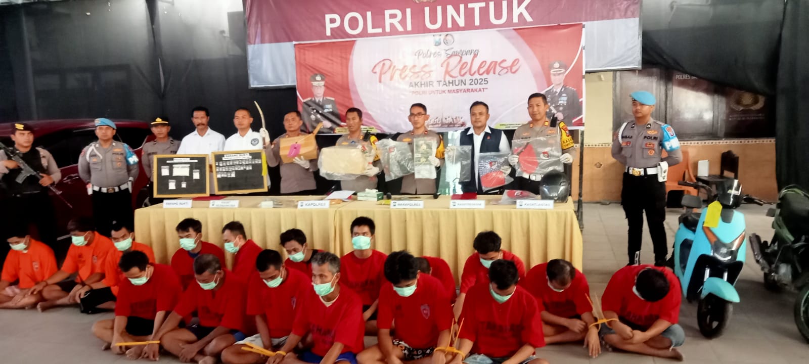 Konferensi pers Polres Sampang memaparkan capaian penanganan 304 perkara pidana sepanjang tahun 2025