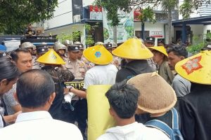 Aksi mahasiswa di depan kantor Dinas Pertanian Kabupaten Sampang terkait dugaan penjualan pupuk bersubsidi di atas HET