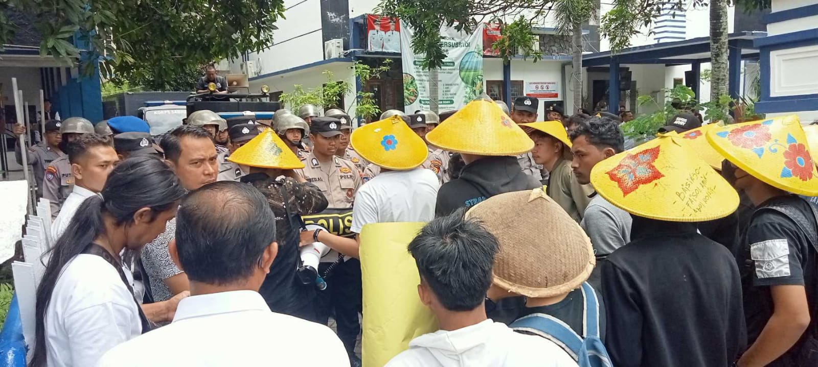 Aksi mahasiswa di depan kantor Dinas Pertanian Kabupaten Sampang terkait dugaan penjualan pupuk bersubsidi di atas HET