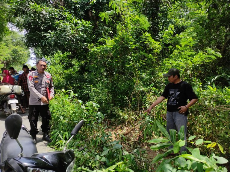 Petugas kepolisian melakukan pengecekan tempat kejadian perkara pencurian dengan kekerasan di Kecamatan Kedungdung, Kabupaten Sampang