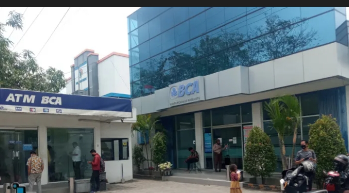 Suasana Kantor Bank BCA Cabang Sampang, lokasi korban menarik uang tunai sebelum menjadi korban pencurian dengan kekerasan