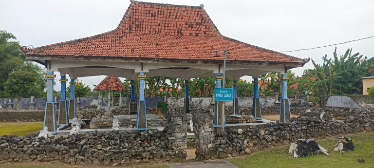 Kompleks makam Raja Panjilaras beserta keluarga di Situs Panjilaras, Kabupaten Sampang