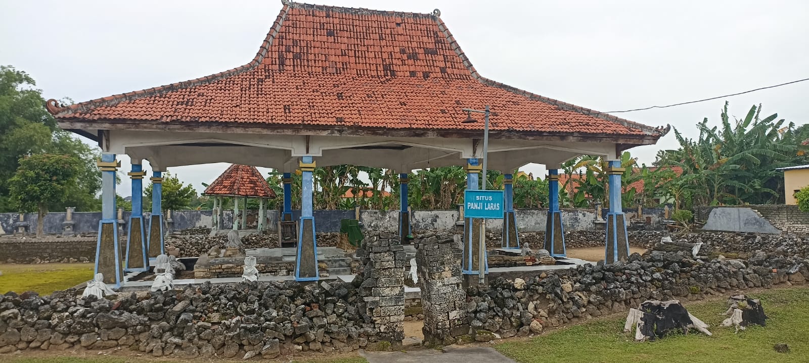 Kompleks makam Raja Panjilaras beserta keluarga di Situs Panjilaras, Kabupaten Sampang