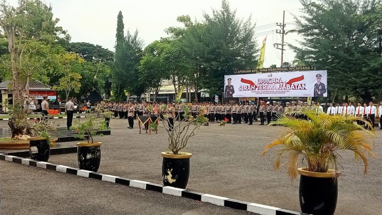 Upacara serah terima jabatan Wakapolres, Kasat Lantas, Kasat Resnarkoba, dan Kapolsek Sokobanah Polres Sampang