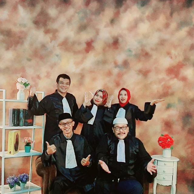 Prof. Dr. KH Sutan Nasomal bersama rekan-rekan dalam foto arsip bertema pendidikan, merepresentasikan kepedulian terhadap masa depan generasi bangsa.