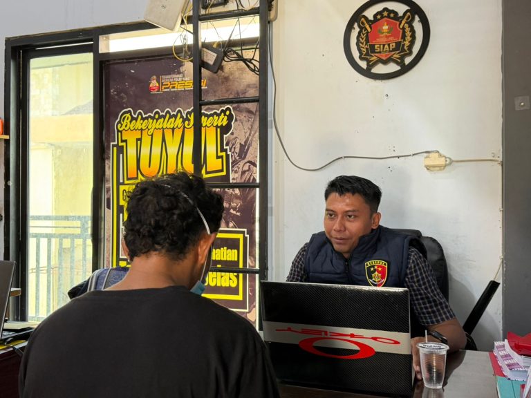 Satreskrim Polres Sampang melakukan pemeriksaan terhadap terduga pelaku pencurian sepeda motor di ruang penyidikan Mapolres Sampang