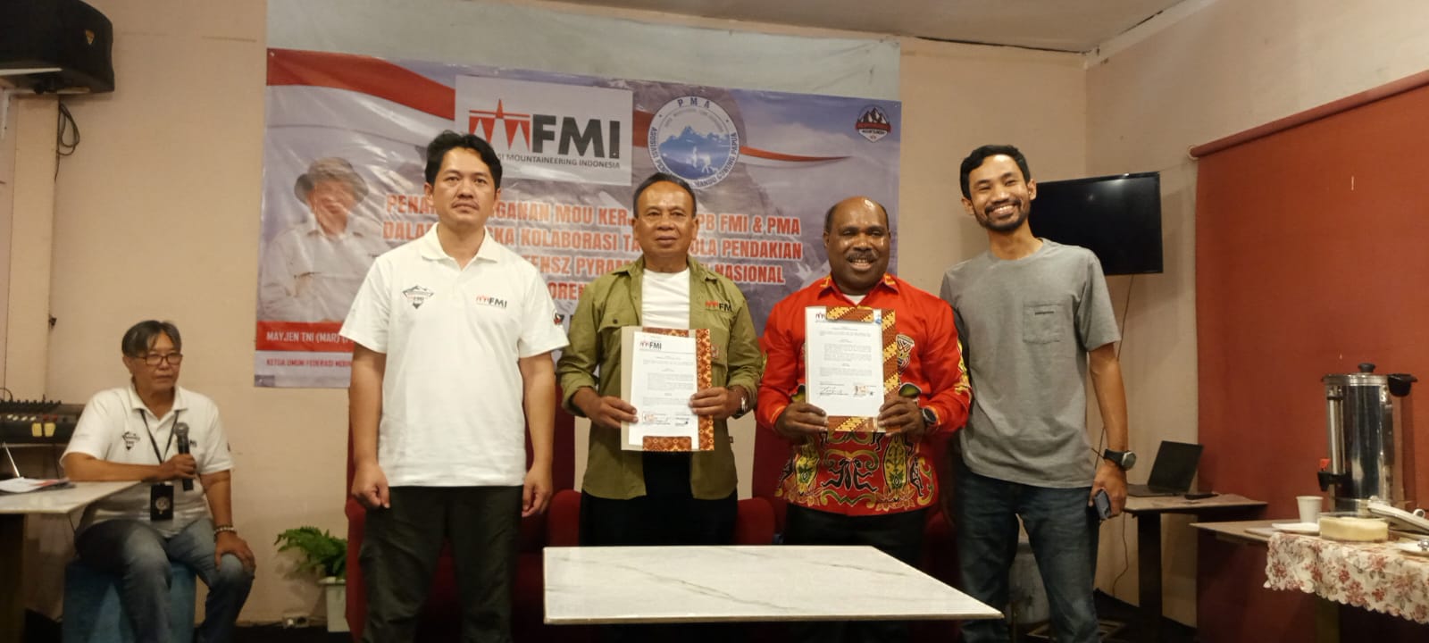 Foto bersama penandatanganan nota kesepahaman PB FMI dan Papua Mountaineering Association dalam Program Nataraga di Jakarta