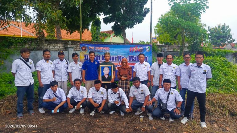 Pengurus dan anggota PWI Sampang berziarah ke makam wartawan senior pendiri PWI Sampang dalam rangkaian Hari Pers Nasional (HPN) ke-80 tahun 2026 di Kabupaten Sampang.