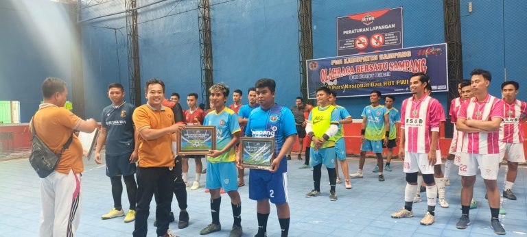 Pertandingan futsal HPN 2026 PWI Sampang di Jalan Pahlawan