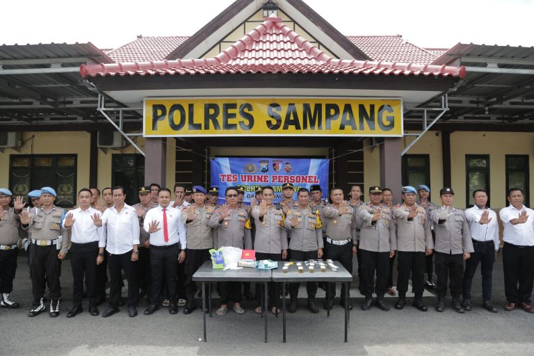 Polres Sampang melaksanakan tes urine terhadap PJU dan Kapolsek jajaran di Mapolres Sampang Jawa Timur 2026