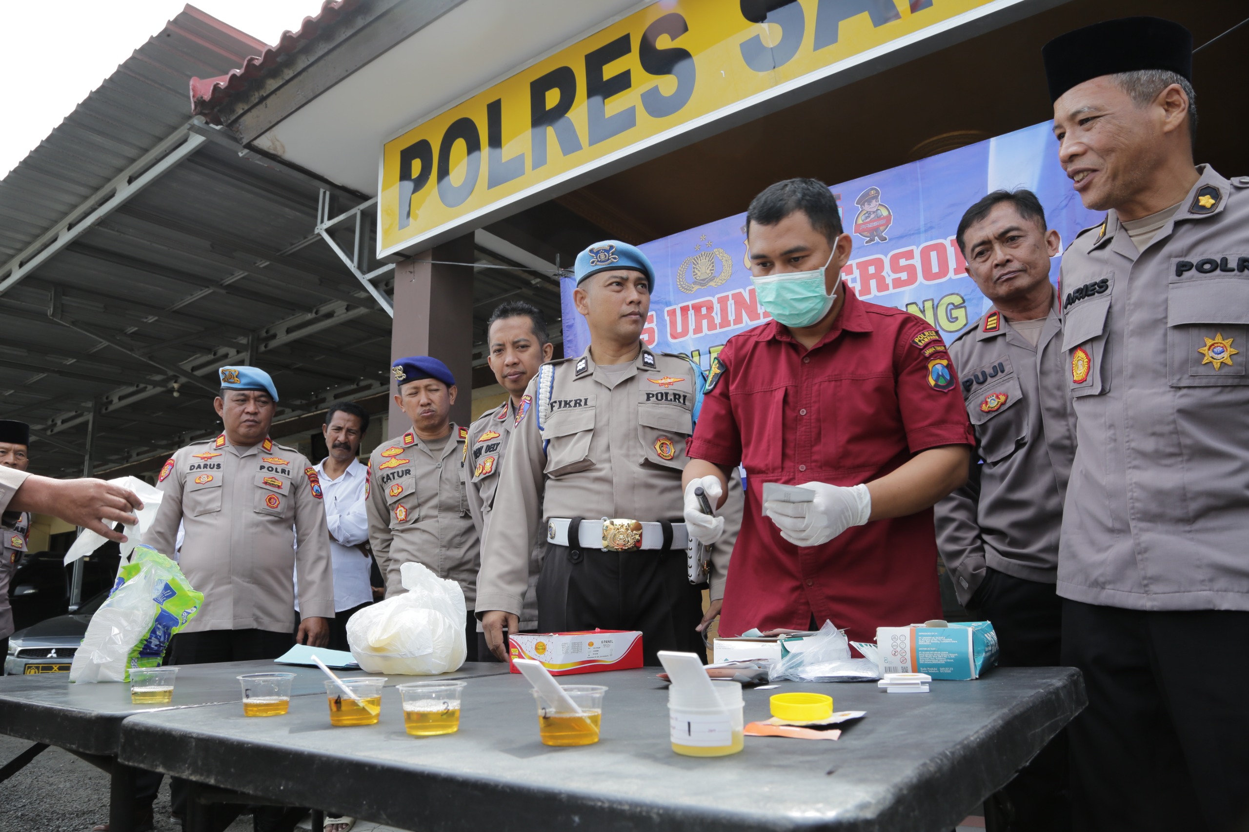Tes urine PJU dan Kapolsek Polres Sampang di Mapolres Sampang Jawa Timur 2026