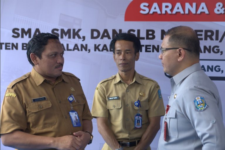 Mas’udi Hadiwijaya (tengah) saat menghadiri kegiatan revitalisasi sarana pendidikan SMA, SMK dan SLB di Madura