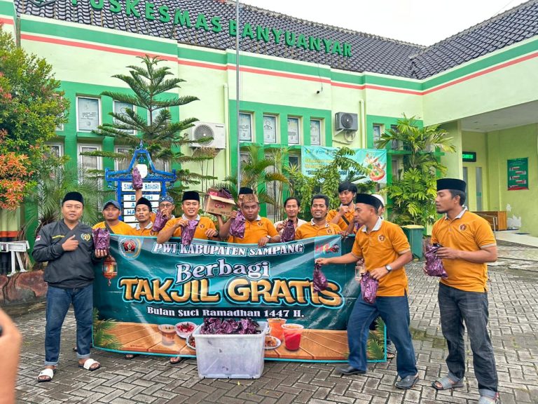 Pengurus PWI Kabupaten Sampang membagikan takjil gratis kepada masyarakat dalam kegiatan Ramadhan di depan Puskesmas Banyuanyar Sampang