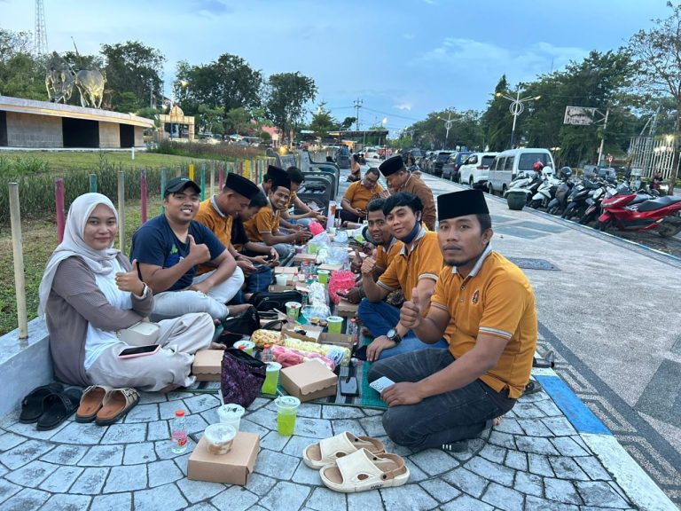 Pengurus dan anggota PWI Sampang mengikuti kegiatan buka puasa bersama dalam rangka Ramadhan dan peringatan Hari Pers Nasional