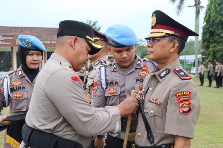 Kapolres Way Kanan memimpin sertijab Wakapolres dan Kasipropam Polres Way Kanan