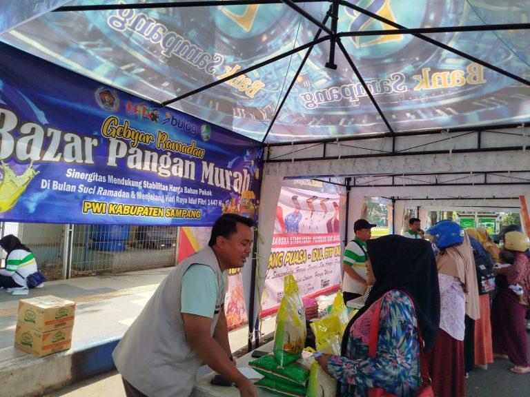 warga memadati gerakan pangan murah pwi sampang di depan pendopo trunojoyo