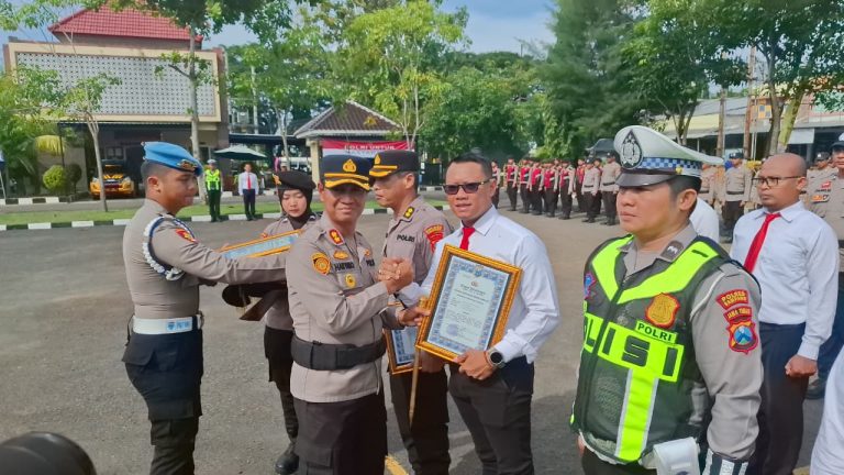 Kapolres Sampang memberikan penghargaan kepada personel Polres atas prestasi pengungkapan narkoba dan capaian WBK