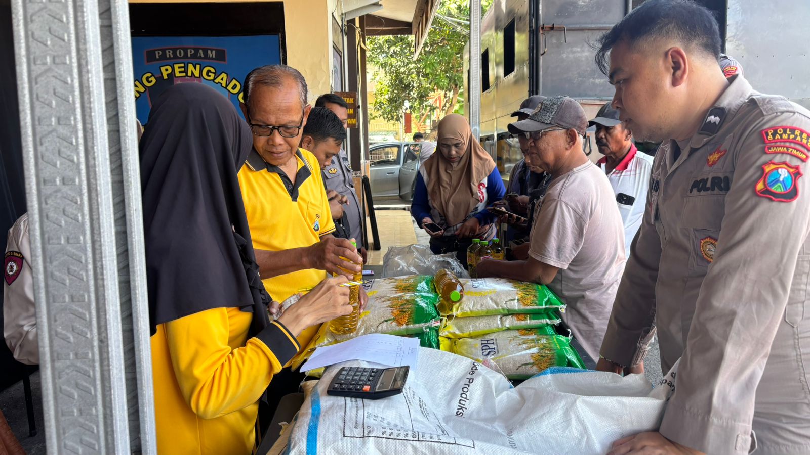 Bazar pangan murah Polres Sampang menjelang Hari Raya Idul Fitri diserbu masyarakat