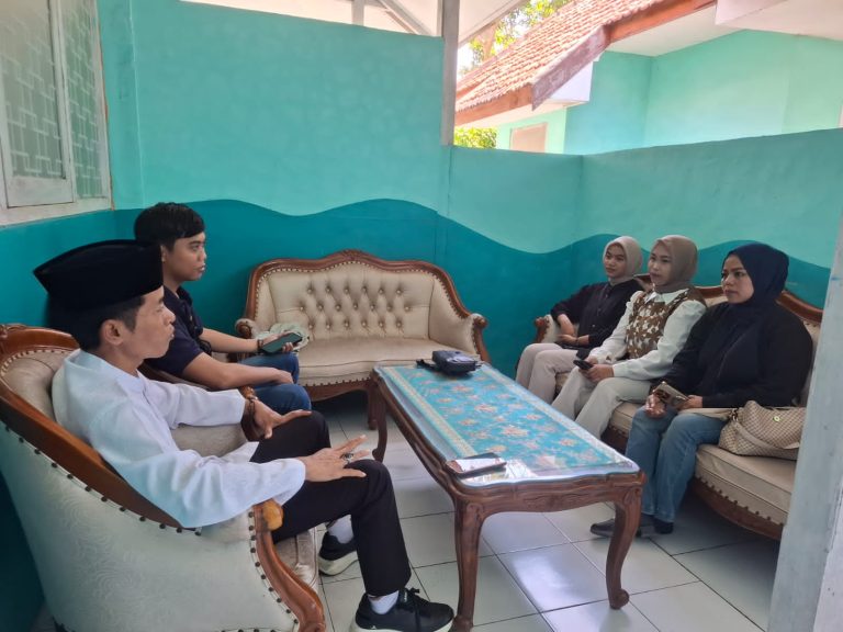 Mas'udi Hadiwijaya menerima kunjungan silaturahmi jurnalis membahas profesionalitas dan etika pers di Cabdin Pendidikan Sampang.