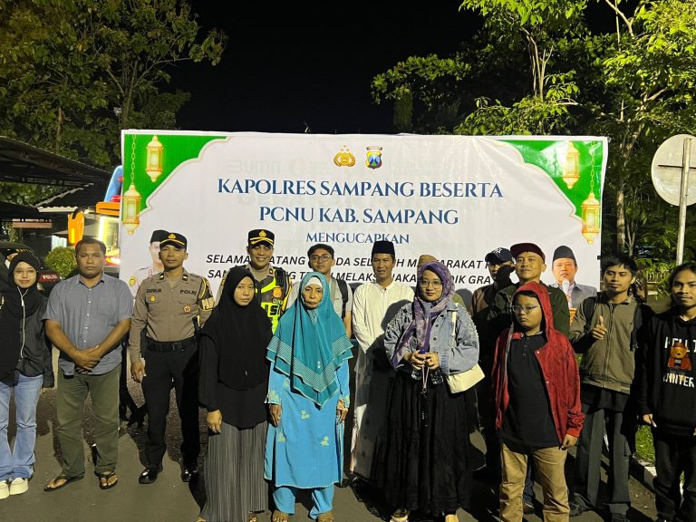 Kapolres Sampang AKBP Hartono bersama jajaran Polres Sampang dan PCNU menyambut pemudik program Mudik Seru Bareng NU 2026 di Mapolres Sampang.