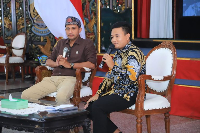 Ilustrasi advokat menyampaikan pernyataan terkait dugaan OTT wartawan Mojokerto dan isu kebebasan pers