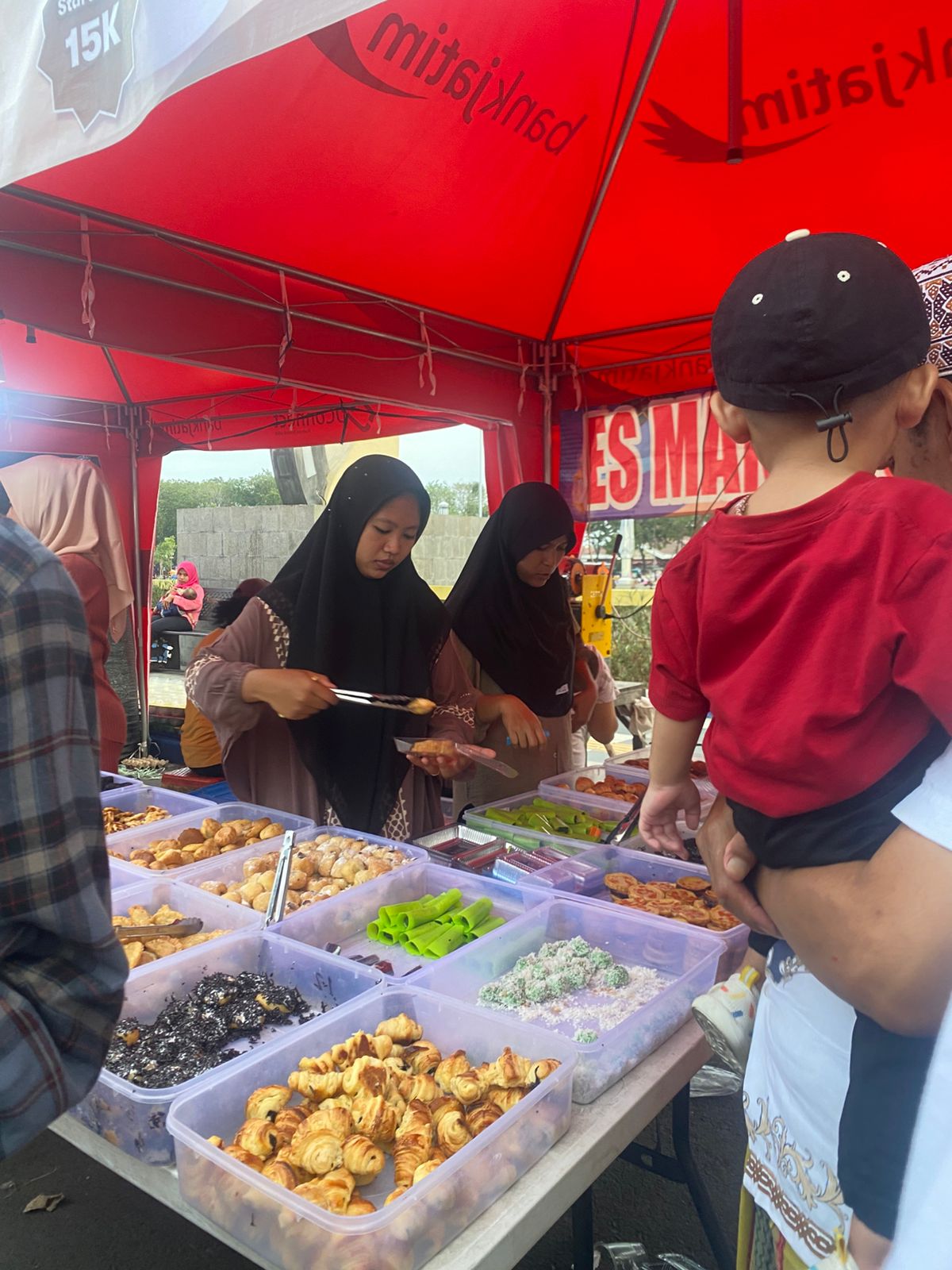 Bazar Takjil UMKM Halal di Alun-Alun Trunojoyo Sampang dipadati masyarakat jelang H-2 Idul Fitri 1447 H.