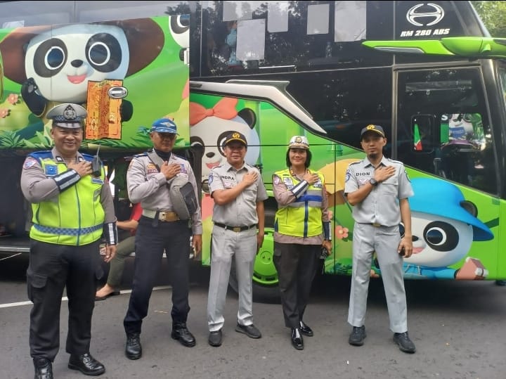 Petugas Satlantas Surabaya cek kelayakan bus mudik gratis Jawa Timur 2026 sebelum keberangkatan