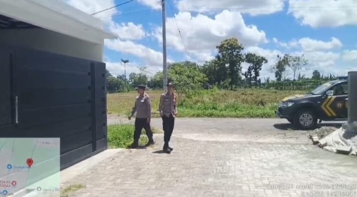 Patroli polisi di pemukiman Blitar saat Lebaran 2026