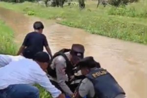 Polisi evakuasi korban kecelakaan di irigasi Buay Bahuga Way Kanan