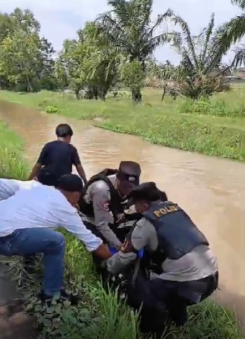 Polisi evakuasi korban kecelakaan di irigasi Buay Bahuga Way Kanan