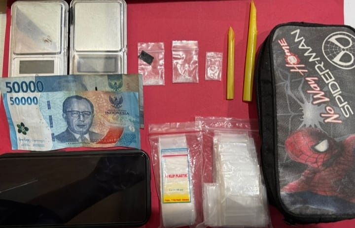 Polisi sita sabu dan alat transaksi dari residivis pengedar narkoba di Surabaya