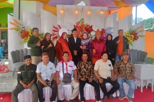Tim Koran Merah Putih News foto bersama keluarga pengantin di Air Ringkih Way Kanan