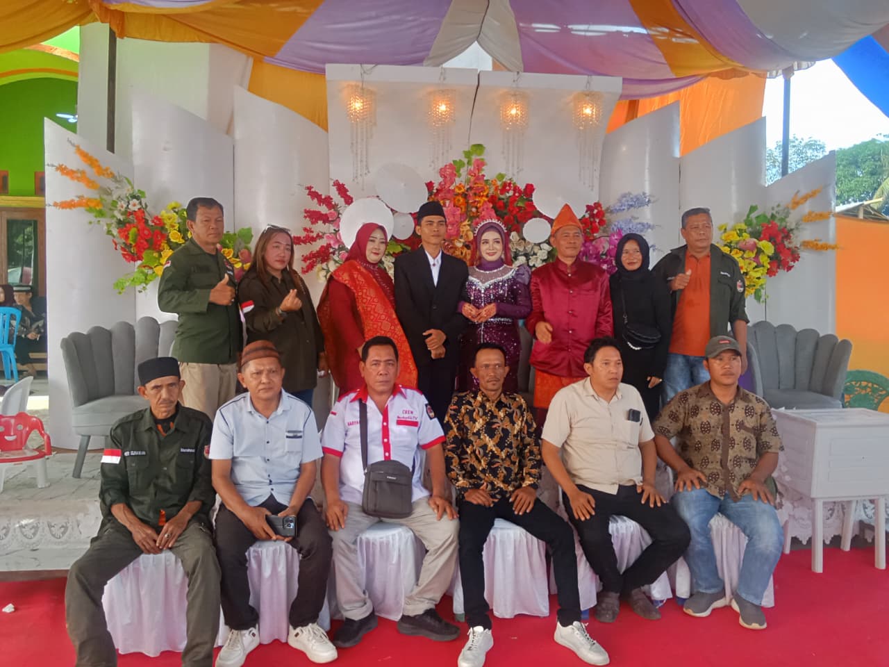 Tim Koran Merah Putih News foto bersama keluarga pengantin di Air Ringkih Way Kanan