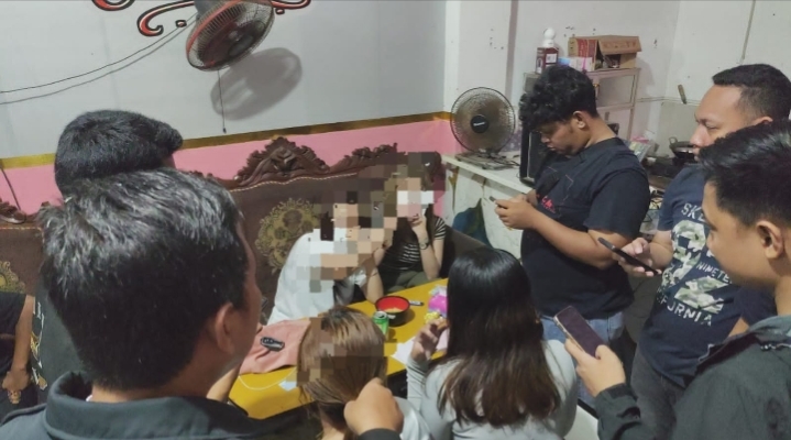 Petugas Polres Gresik melakukan sidak dan mengamankan puluhan botol miras di Cerme