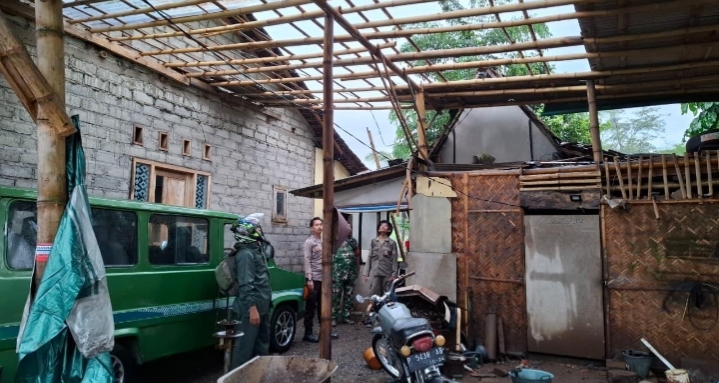 Polisi bantu warga akibat puting beliung di Bondowoso