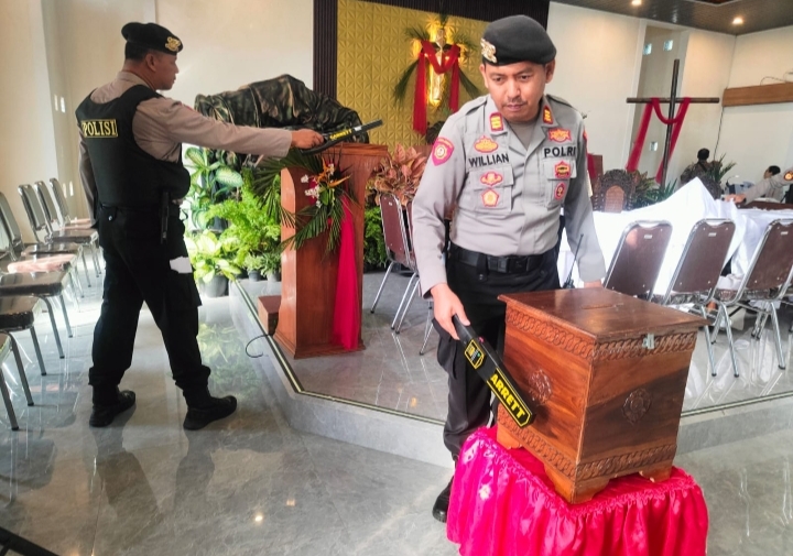 Pengamanan ibadah GKJW Bondowoso oleh Polres