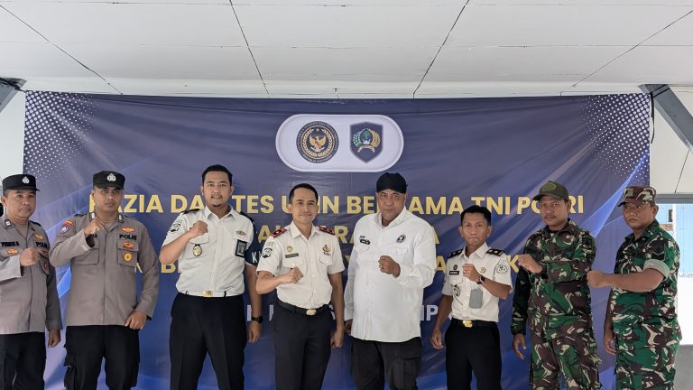 Petugas Rutan Sampang bersama TNI dan Polri dalam kegiatan razia dan tes urin massal HBP ke-62
