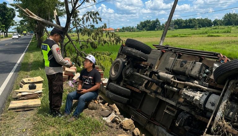 Truk masuk parit di Jrengik Sampang akibat kecelakaan tunggal