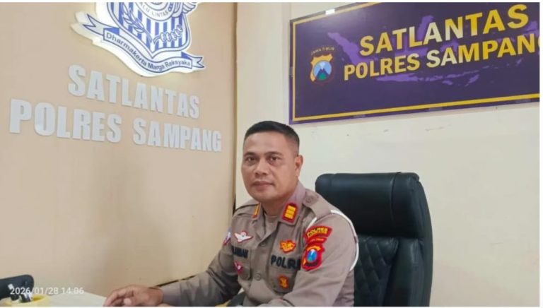 Kasat Lantas Polres Sampang bersama personel melakukan sosialisasi keselamatan berlalu lintas kepada masyarakat