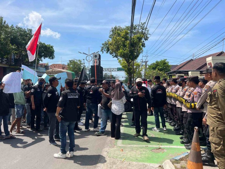 BNPM Sampang kawal aksi demo FASB di PN Sampang
