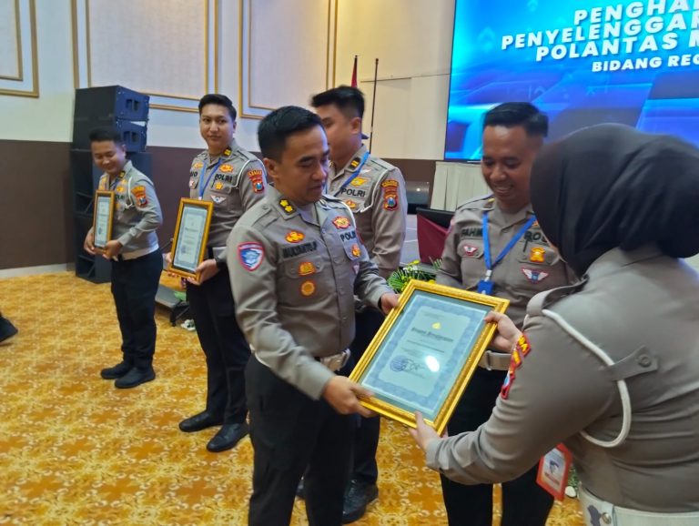 Alt Text: Satlantas Polres Sampang raih penghargaan Polantas Menyapa Polda Jatim 2026