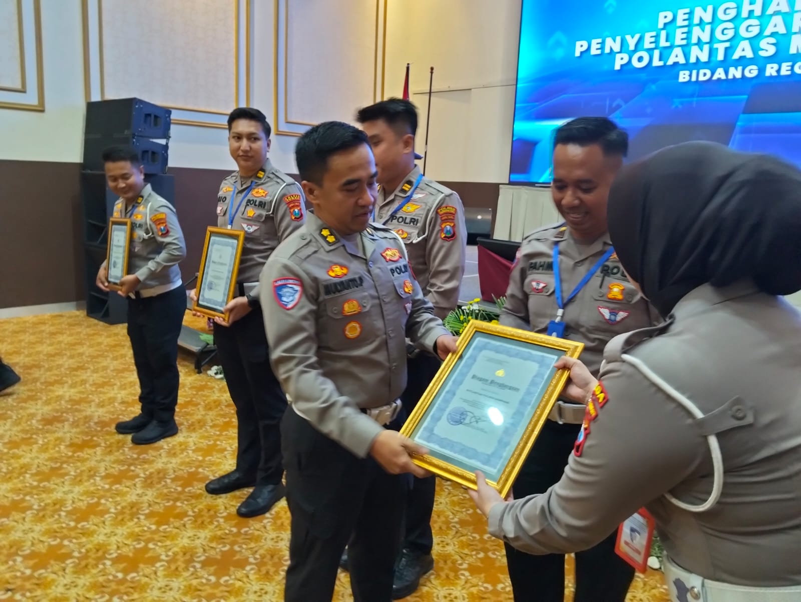 Alt Text: Satlantas Polres Sampang raih penghargaan Polantas Menyapa Polda Jatim 2026