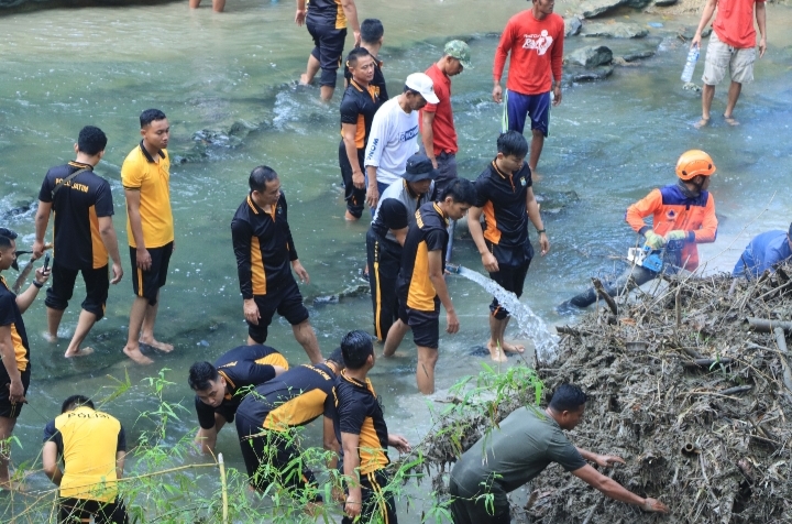 Aksi bersih sungai Polres Ngawi di Jembatan Purba 2026