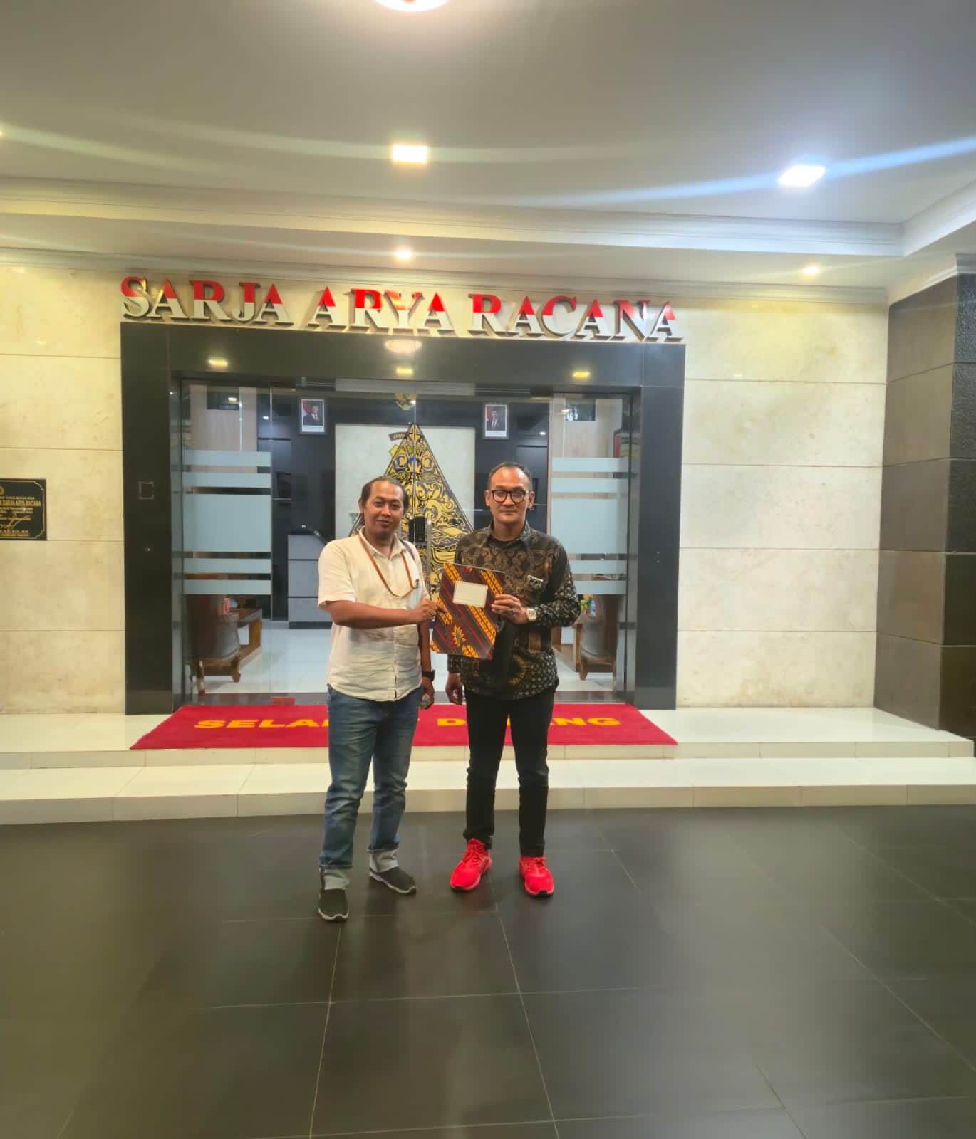 Aktivis lingkungan bersama kuasa hukum saat mengawal isu tambang galian C