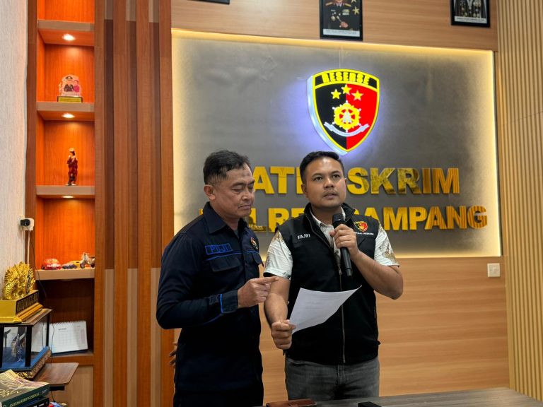AKP Eko Puji Waluyo dan Iptu Fajri Alim saat press release kasus di Polres Sampang