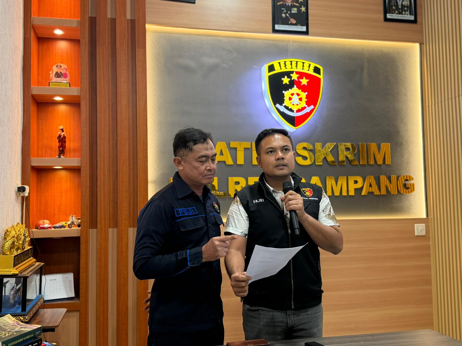 AKP Eko Puji Waluyo dan Iptu Fajri Alim saat press release kasus di Polres Sampang