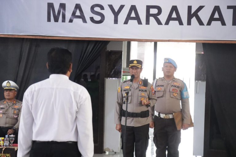 Kapolres AKBP Hartono memimpin apel Sabuk Kamtibmas bersama masyarakat di Mapolres Sampang